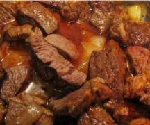 Гуляш с подливкой: рецепт из мяса говядины